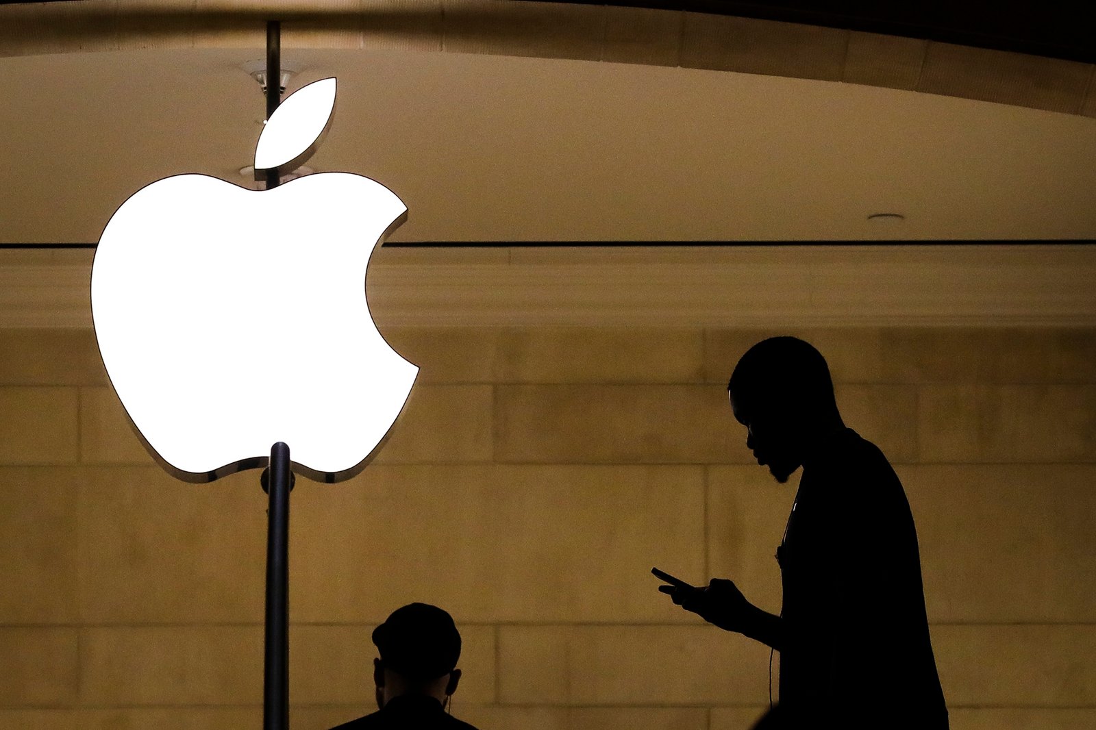 Apple is cutting hundreds of workers in the Bay Area